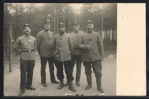 Foto-AK Königsbrück, Fünf französische Kriegsgefangene am Waldrand