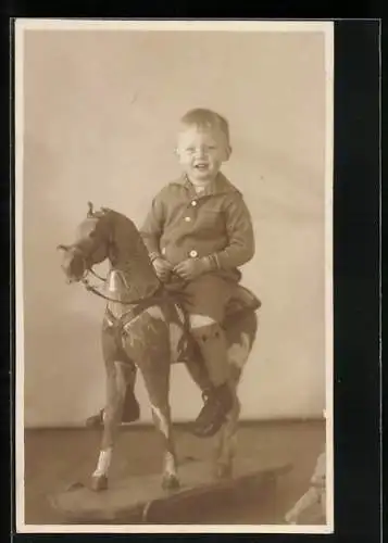 Foto-AK Knabe auf Schaukelpferd