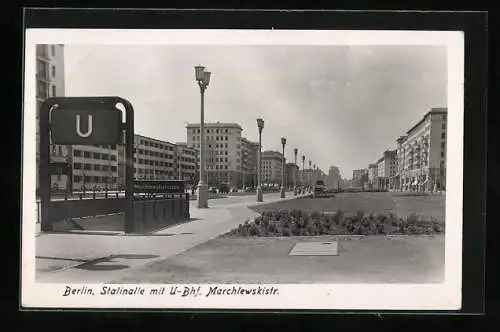 AK Berlin, Stalinallee mit U-Bahnhof Marchlewskistrasse