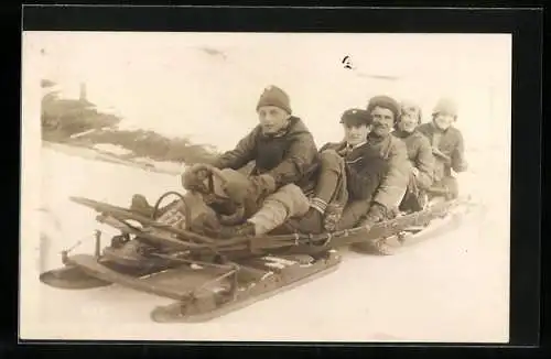 Foto-AK Menschen in einem lenkbaren Schlitten