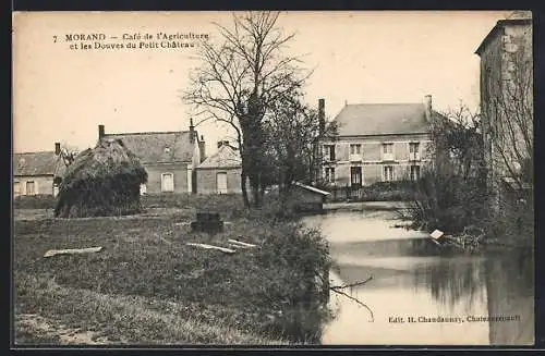 AK Morand /I.-et-L., Café de l`Agriculture et les Douves du Petit Chateau