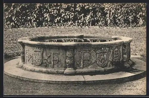 AK Veigné /I.-et-L., Chateau de Couzières, bassin en pierre, aux arms et initiales de Francois I. et de Louise de Savoie