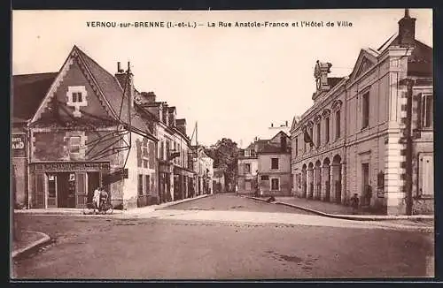 AK Vernou-sur-Brenne, La Rue Anatole-France et l`Hotel de Ville