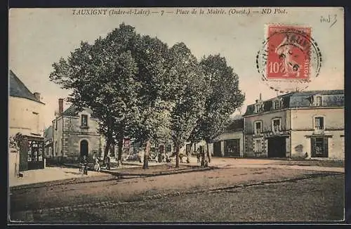 AK Tauxigny /I.-et-L., Place de la Mairie