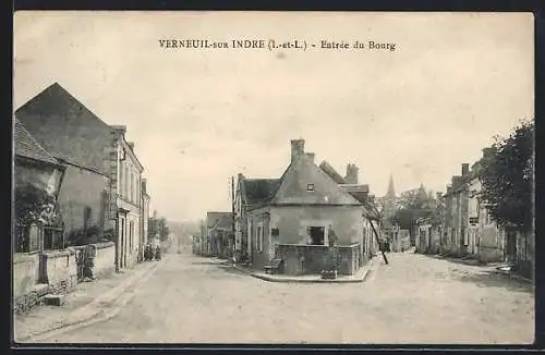 AK Verneuil-sur-Indre, Entrée du Bourg