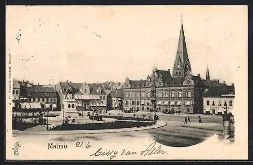 AK Malmö, Strassenpartie mit Denkmal und Kirchturm