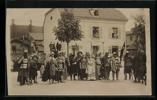 Foto-AK Mülhausen /Haut-Rhin, Verkleidete Menschen beim Volksfest vor der Brennerei Joseph Schnoebelen