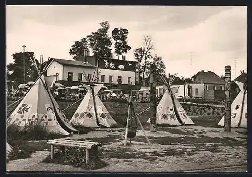 AK Bernburg /Saale, HO-Eiscafé Bärenburg mit Indianerdorf