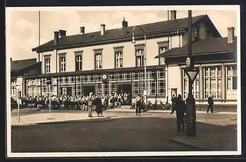 AK Neumünster, Hauptbahnhof, Gruppe Jugendlicher in Uniformen davor