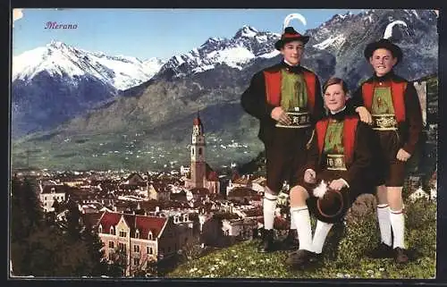 AK Meran, Ortsansicht mit Trachtenbuben und Bergkulisse