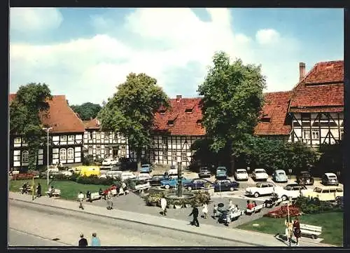 AK Northeim /Hannover, Am Münster, Parkplatz mit Brunnen