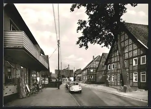 AK Gross-Berkel im Weserbergland, Strassenpartie mit Fachwerkhäuser, VW Käfer