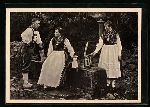 AK Frauen und Mann in bayerischer Tracht am Brunnen