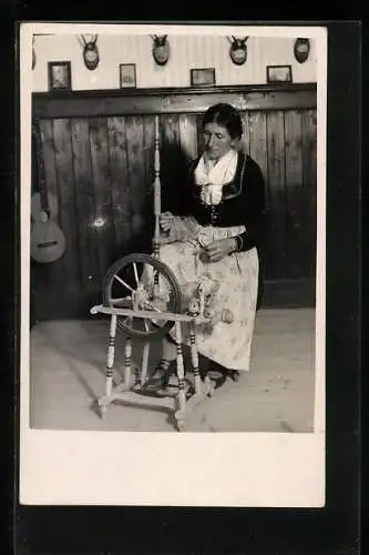Foto-AK Frau in bayerischer Tracht an einer Spindel