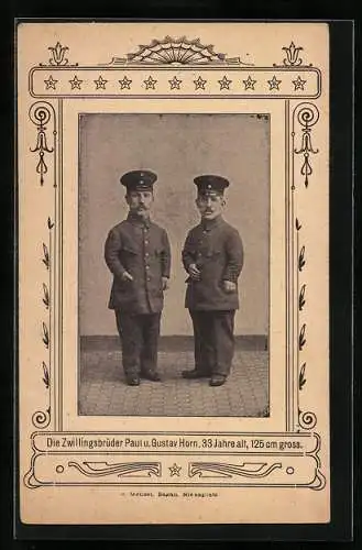 AK Die Zwillingsbrüder Paul u. Gustav Horn in Uniform, 33 Jahre alt, 125cm gross