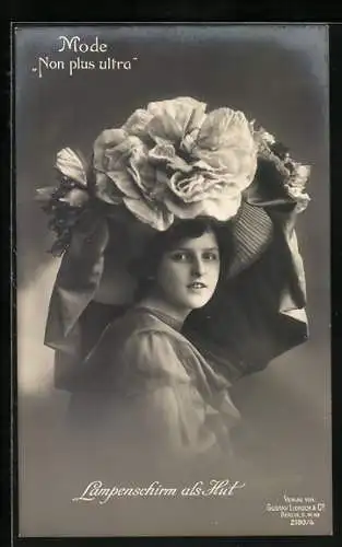 AK Junge Frau trägt einen Lampenschirm als Hut, Mode Non plus ultra