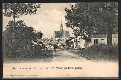 AK Sainte-Catherine-de-Fierbois, Strassenpartie am Ortseingang mit Kirchblick