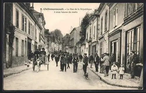 AK Chateaurenault /I.-et-L., La Rue de la République à onze heures du matin