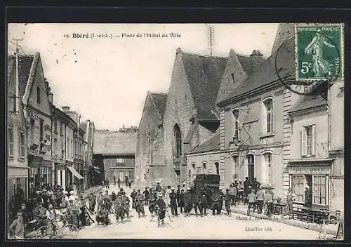 AK Bléré /I.-et-L., Place de l`Hotel de Ville