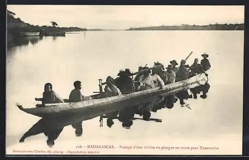 AK Tananarive, Passage d`une rivière en pirogue en route, Afrikaner fahren mit einem Boot