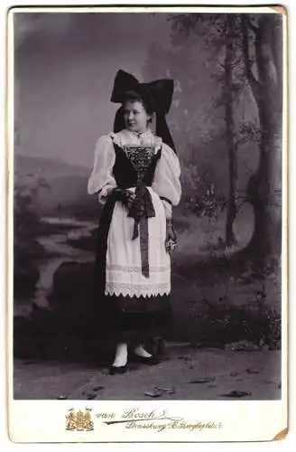 Fotografie van Bosch, Strassburg i. Els., junge Elsässerin in Tracht mit Kopfschleife