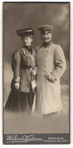 Fotografie Richard Kasbaum, Berlin, Portrait Dr. ob. Stabsveterinär Adolf Albrecht in Uniform nebst seiner Frau Hedwig
