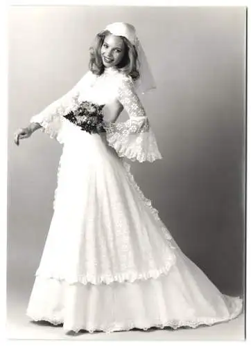 Fotografie unbekannter Fotograf und Ort, hübsche junge Braut im weissen Brautkleid mit Schleier und Brautstrauss