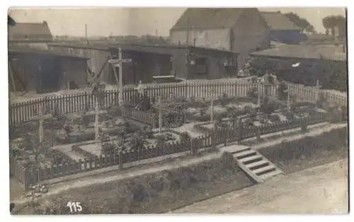 Fotografie unbekannter Fotograf, Ansicht Fenbrielen / Flandern, Soldatenfriedhof mit Kreuz Unseren gefallenen Helden