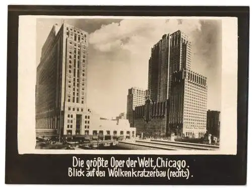 Fotografie unbekannter Fotograf, Ansicht Chicago, Blick auf die Wolkenkratzer mit Lyric Opera Haus