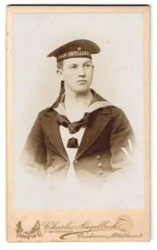 Fotografie Charles Angelbeck, Cuxhaven, junger Matrose in Uniform mit Mützenband: IV. Matr. Artillerei Abthl.