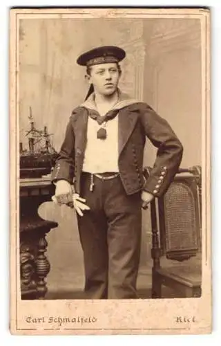 Fotografie Carl Schmalfeld, Kiel, junger Matrosen Kadett in Uniform, Mützenband: Kais. Matrosen Artillerie