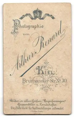 Fotografie Arthur Renard, Kiel, junger Matrose in Uniform mit Matrosenknoten