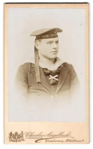 Fotografie Charles Angelbeck, Cuxhaven, junger Matrose in Uniform mit Mützenband: IV. Matr. Artillerie