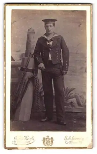 Fotografie G. J. Koch, Schleswig, Matrose in Uniform vor einer Studiokulisse