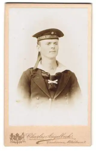 Fotografie Charles Angelbeck, Cuxhaven, Matrose in Uniform mit Mützenband: IV. Matr. Artillerie