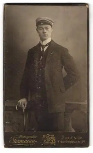 Fotografie Germania, Hagen i. W., junger Student im Anzug mit Flanierstock und Schirmmütze