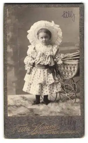 Fotografie Fritz Kiener, Tuttlingen, niedliches Mädchen Lilly mit ihrem Puppenwagen