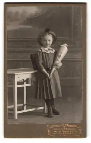 Fotografie Julius Grusche, Neugersdorf, niedliches kleines Mädchen zum Schulanfang mit Zuckertüte