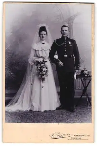 Fotografie F. Reimer, Harburg a. d. Elbe, Uffz. in Uniform nebst Pickelhaube & Orden, Kriegshochzeit