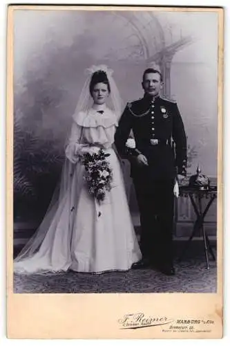 Fotografie F. Reimer, Harburg a. d. Elbe, Uffz. in Uniform nebst Pickelhaube & Orden, Kriegshochzeit