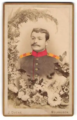 Fotografie J. Ducas, Mülhausen i. Elsass, Soldat in Uniform Rgt. 142, Handkoloriert