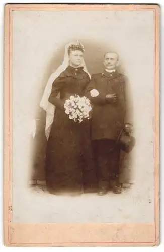 Fotografie unbekannter Fotograf und Ort, kleiner Mann nebst seiner grösseren Braut im schwarzen Brautkleid, Hochzeit