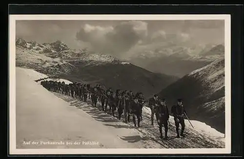 AK Schweizer Soldaten auf der Furkastrasse bei der Passhöhe