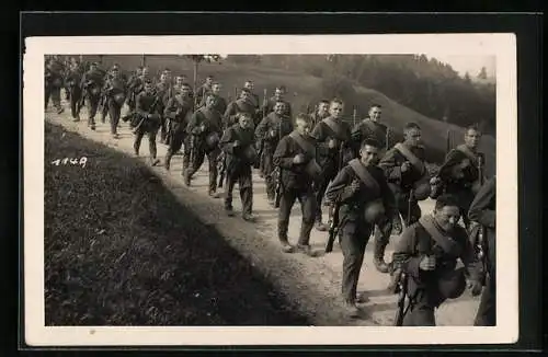 Foto-AK Schweizer Soldaten auf dem Marsch