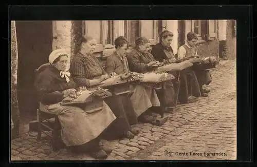 AK Dentellières flamandes, alte Frauen klöppeln vor einem Haus