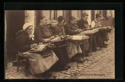 AK Dentellieres flamandes, Klöppelnde Frauen vor dem Haus