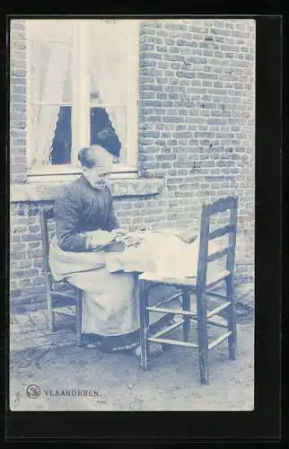 AK Grossmütterchen beim Spitzen klöppeln vor dem Haus