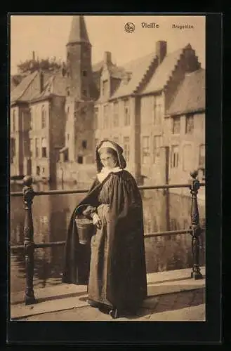 AK Brügge, Brüggerin in Tracht auf einer Brücke der Altstadt