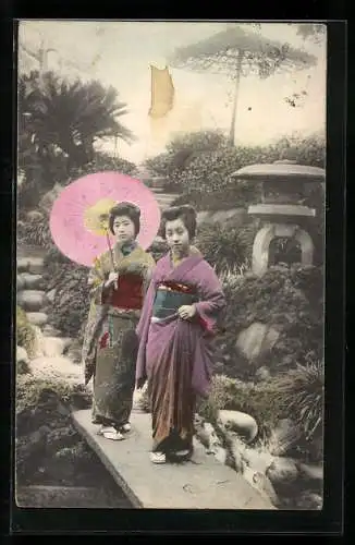 AK Zwei Geishas mit Sonnenschirm im Garten