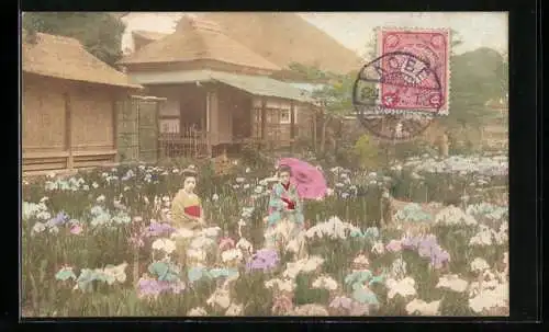 AK Zwei Geishas auf einer Blumenwiese vor Wohnhäusern